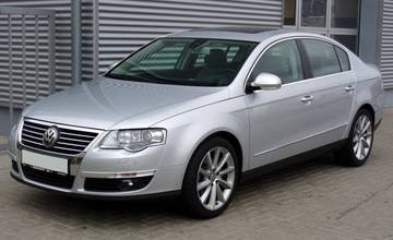 Vodič auta nezodpovednou jazdou takmer zrazil rodinu s dieťaťom, po incidente sa chcel biť