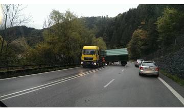 Vodiči pozor, pod Strečnom sa vzpriečil kamión a zasahuje do dvoch jazdných pruhov