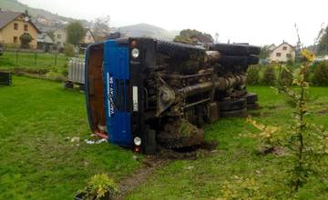 Pri Čadci sa prevrátila Tatra, zasahovať museli hasiči zo Žiliny aj so žeriavom