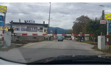 Na priecestí v Martine údajne pracovník zatvára rampy, keď sú v jeho priestoroch autá