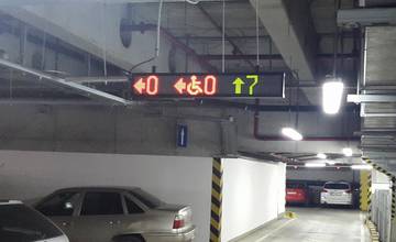 Parkovanie v Auparku zjednodušili, vodičom pomáhajú informačné LED tabule a označené miesta