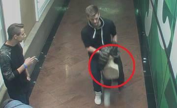 Socha, ktorú objímal mladík, keď ho našli policajti, pochádza z kaviarne Café Passage