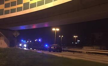 Na Mostnej došlo k dopravnej nehode, cesta je úplne uzavretá