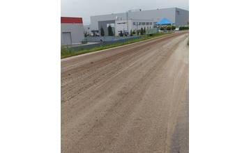 Obyvateľov Strečna trápi špinavá cesta, ktorú znečisťujú nákladné autá