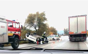 Pri Kysuckom Lieskovci sa prevrátil osobný automobil na strechu, začínajú sa tvoriť kolóny