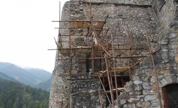 Hrad Strečno sa pripravuje na novú sezónu, opravujú sa palisády a zabezpečujú múry