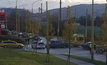 Na Solinkách sa v križovatke zrazili dve osobné autá, miestu sa radšej vyhnite