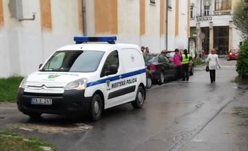 Mestskí policajti riešili 3 mužov, ktorí spali na ceste, ale aj Rómov, ktorí kradli na ul. Hollého
