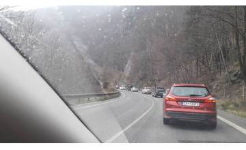 Doprava pod Strečnom je zastavená, dôvod je zatiaľ neznámy