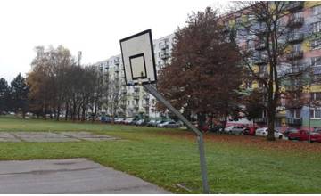 Na Tulskej ulici niekto opakovane kradne basketbalové obruče