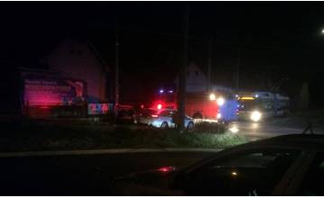 AKTUÁLNE: Pri Fackárni sa prevrátilo auto na strechu