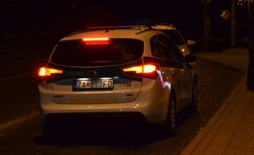 Policajti zastavili auto s podozrivou posádkou, vodička nemala vodičák a bola v pátraní