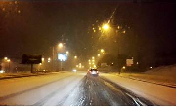 Noční vodiči pozor: Prišlo husté sneženie, na ceste je navyše poľadovica