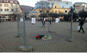 Uprostred Hlinkovho námestia boli niekoľko dní oplotené hračky, mali symbolizovať protest