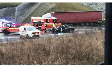 AKTUÁLNE: Za Vrútkami došlo k veľmi vážnej nehode, cesta je úplne uzavretá