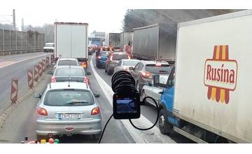 Polícia upozorňuje na kolóny v celom meste, hliadky sa budú snažiť zabezpečiť plynulosť premávky