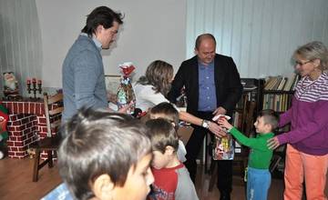 Detičkám v Centre sociálnych služieb Lúč odovzdali sladké balíčky a darčeky