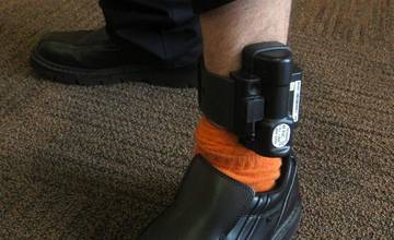 Muž, ktorý vtrhol na Mestský úrad so zbraňou dostal monitorovací náramok s GPS