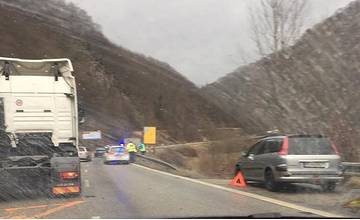 Pod Strečnom došlo k zrážke 4 vozidiel, dopravu riadia policajti