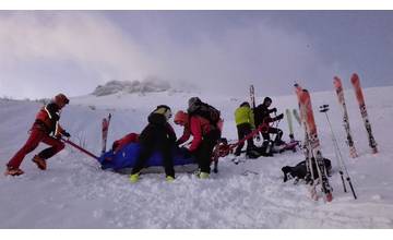 Skialpinista sa na Chlebe pošmykol a zranil si stehno, záchranári ho zniesli na nosidlách
