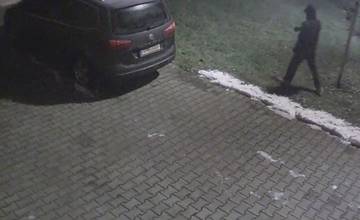 VIDEO: Na sídlisku Hliny úradujú vykrádači áut, kamera zachytila zrejme aj autá páchateľov