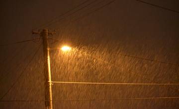 V Žiline opäť začalo husto snežiť, SHMÚ vydal výstrahu pred mrazmi do -24 °C, vetrom a snehom