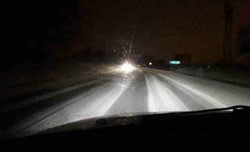V Žilinskom kraji sneží už od polnoci, mnohé cesty sú neupravené, došlo aj k nehodám
