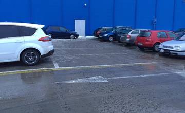 Kuriózne parkovanie v obchodnom centre: Nerešpektovanie čiar a 3 rady áut bez možnosti výjazdu