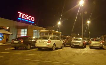 Pri predajni TESCO na Solinkách opäť úradujú zlodeji, autá sa nedajú zamknúť diaľkovým ovládaním