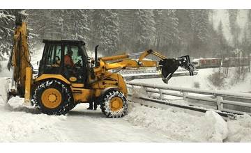 Železnicu v úseku Kraľovany - Párnica zasypalo až 7 lavín, doprava bola po 18:00 hod. obnovená