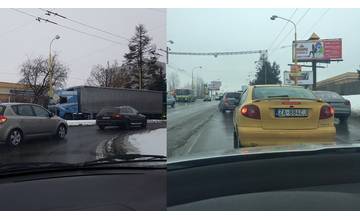 Na ulici Vysokoškolákov došlo k nehode auta a kamióna, cesta na Vlčince je neprejazdná