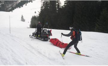 Vo Veľkej Fatre si poranil turista rameno, záchranári ho transportovali na nosidlách za skútrom