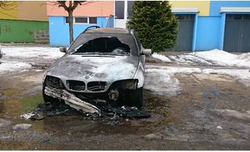 Na Gaštanovej ulici na Solinkách dnes horelo BMW, niekto ho pravdepodobne úmyselne podpálil