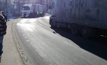 Vo Svrčinovci sa zrazili 3 kamióny, polícia riadi dopravu