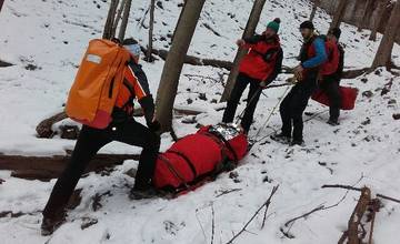 Vo Vrátnej spadol 32-ročný muž z 20-metrovej výšky pri zlaňovaní ľadopádu