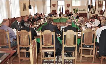 AKTUÁLNE: Poslanci rokujú už viac ako 9 hodín, schválili aj kúpu rohu plavárne