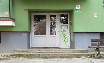 Vandali kreslili po vchodových dverách na sídlisku Vlčince, zadržali ich mestskí policajti