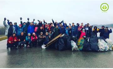 Napriek dažďu v sobotu 40 dobrovoľníkov čistilo Vodné dielo Žilina, vyzbierali 50 vriec odpadu