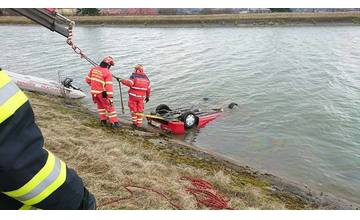 Pri Martine spadlo auto do vodného kanála, hasiči pátrali po vodičovi aj vozidle