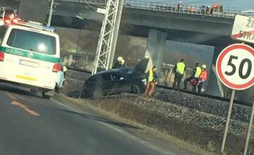 V Strážove došlo k nehode osobného vozidla s kamiónom, auto skončilo na železničnej trati