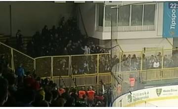 VIDEO: K incidentu na hokejovom zápase sa vyjadrili aj z HK Nitra, fanúšik má doživotný zákaz