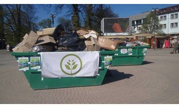 Na Hlinkovom námestí sa objavili kontajnery s odpadom, ktorý vyzbierali dobrovoľníci na VD Žilina