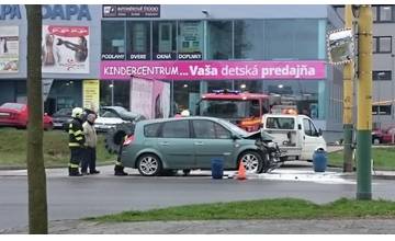Na Solinkách narazilo auto čelne do stĺpa, vo vozidle bolo aj dieťa