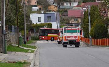 Aktuálne: Základnú školu v Trnovom museli evakuovať, zasahujú hasiči aj s hasičským autobusom