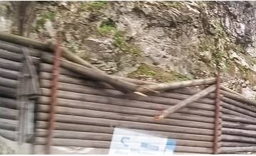 Nebezpečné klady popri ceste pod Strečnom odstránia už tento týždeň