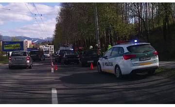 Na sídlisku Vlčince došlo k nehode dvoch áut, tvoria sa kolóny