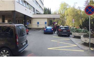Vodiči parkujú v areáli nemocnice na zákazoch, autami blokujú aj prechod sanitiek