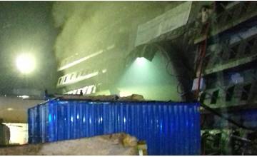 Pri včerajšom požiari v tuneli Višňové bolo zablokovaných 17 osôb, jedna osoba sa nadýchala splodín