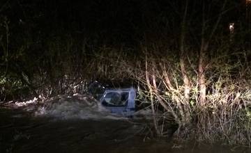 Tragická nehoda na Kysuciach: Voda strhla auto s dvomi mužmi, jeden z nich neprežil