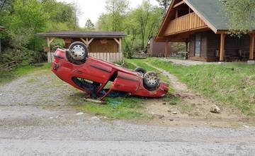 V pešej zóne na Vodnom diele našli auto prevrátené na streche, vodič je neznámy